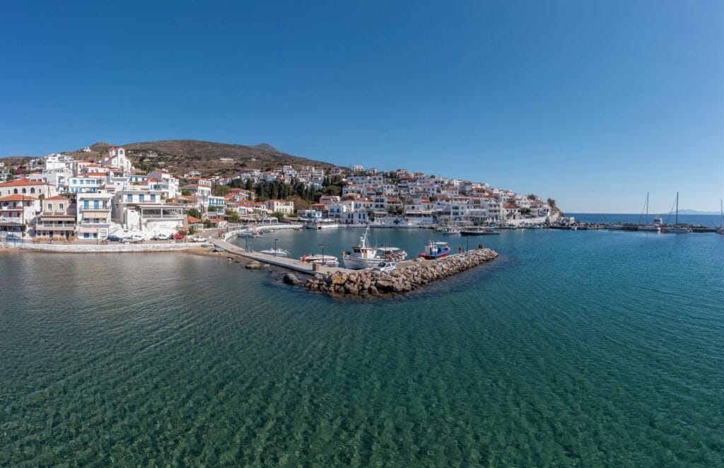 Το γραφικό Μπατσί της Άνδρου με παραλία και ταβέρνες